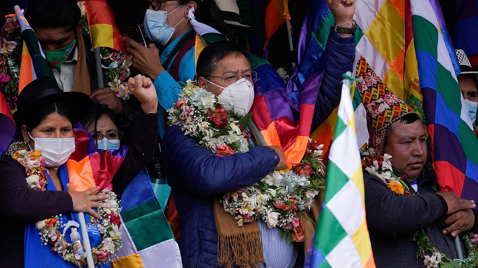 El presidente de Bolivia, Luis Arce, en el centro, canta el himno nacional boliviano durante un mitin con sus partidarios en La Paz, Bolivia, el 12 de octubre de 2021.