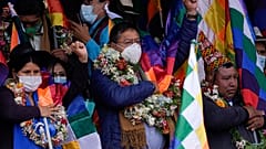 El presidente de Bolivia, Luis Arce, en el centro, canta el himno nacional boliviano durante un mitin con sus partidarios en La Paz, Bolivia, el 12 de octubre de 2021.