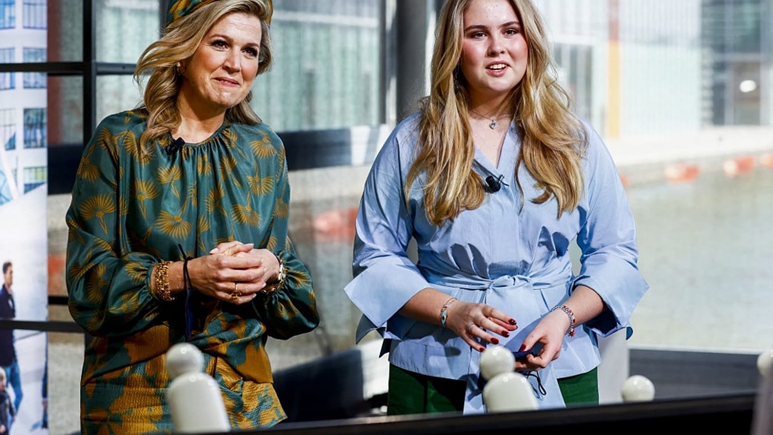 Hollanda Kraliçesi Maxima (solda), Prenses Amalia (sağda)