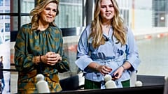 Hollanda Kraliçesi Maxima (solda), Prenses Amalia (sağda)