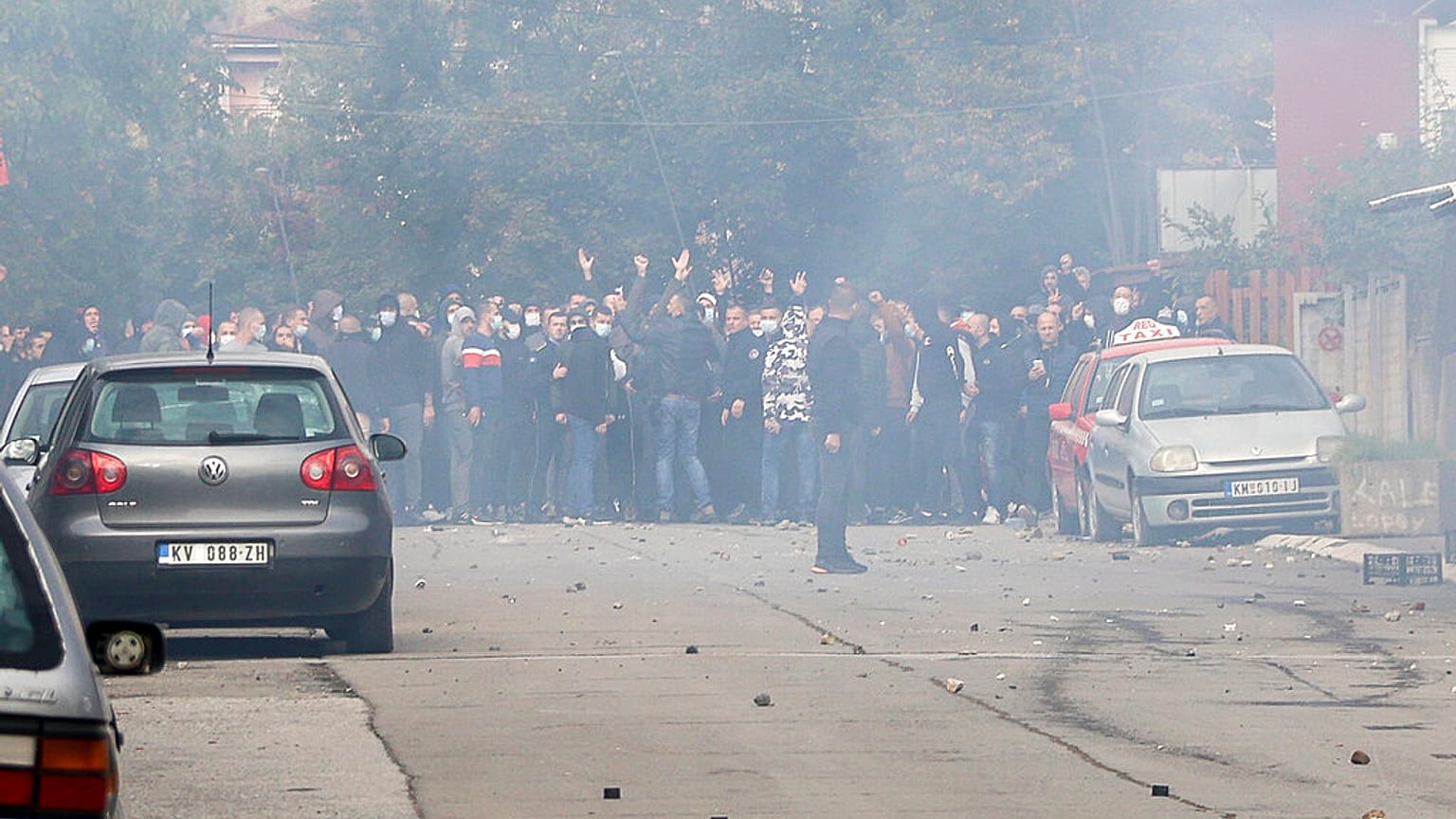 Confrontos entre polícia e comunidade sérvia no Kosovo