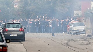 Confrontos entre polícia e comunidade sérvia no Kosovo