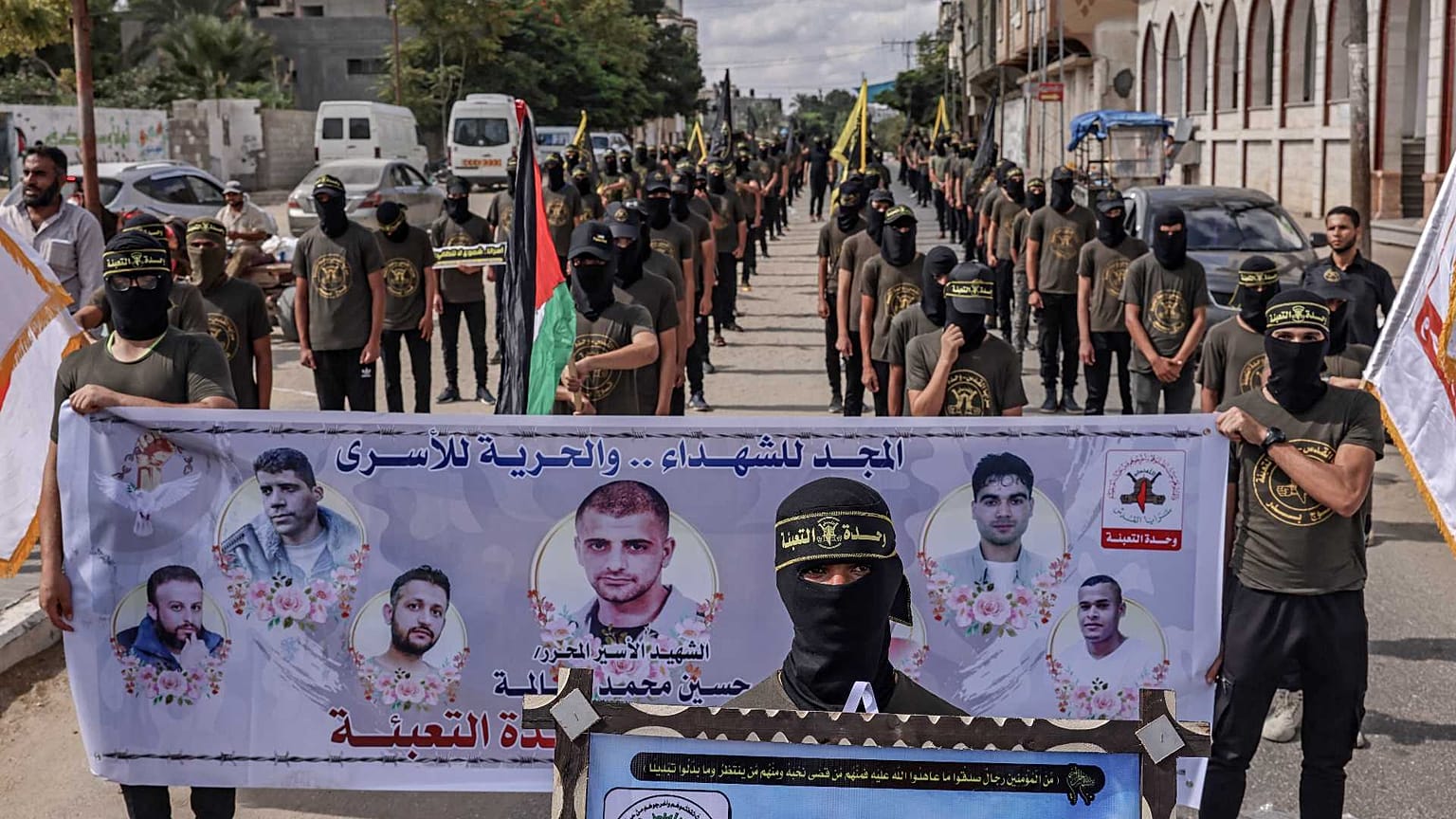 عناصر من حركة الجهاد الإسلامي الفلسطينية في مسيرة تضامنية مع الأسرى الفلسطينيين في سجون الاحتلال الإسرائيلي، في مدينة خان يونس جنوب قطاع غزة، 27 سبتمبر 2021
