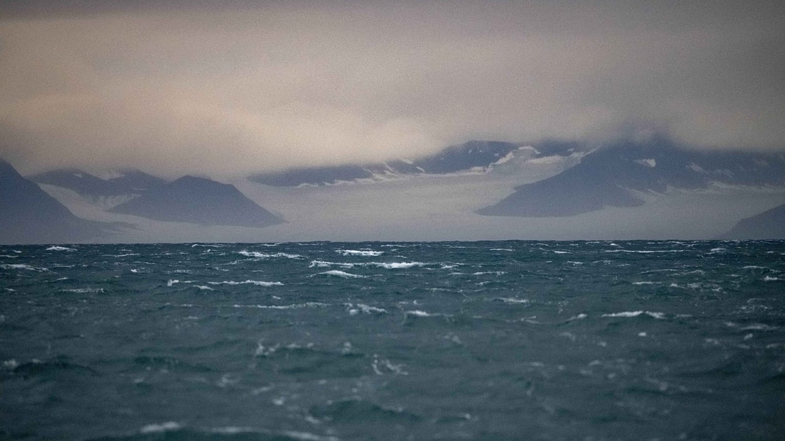 Vue de l'archipel norvégien du Svalbard dans l'océan Arctique, le 23 septembre 2021