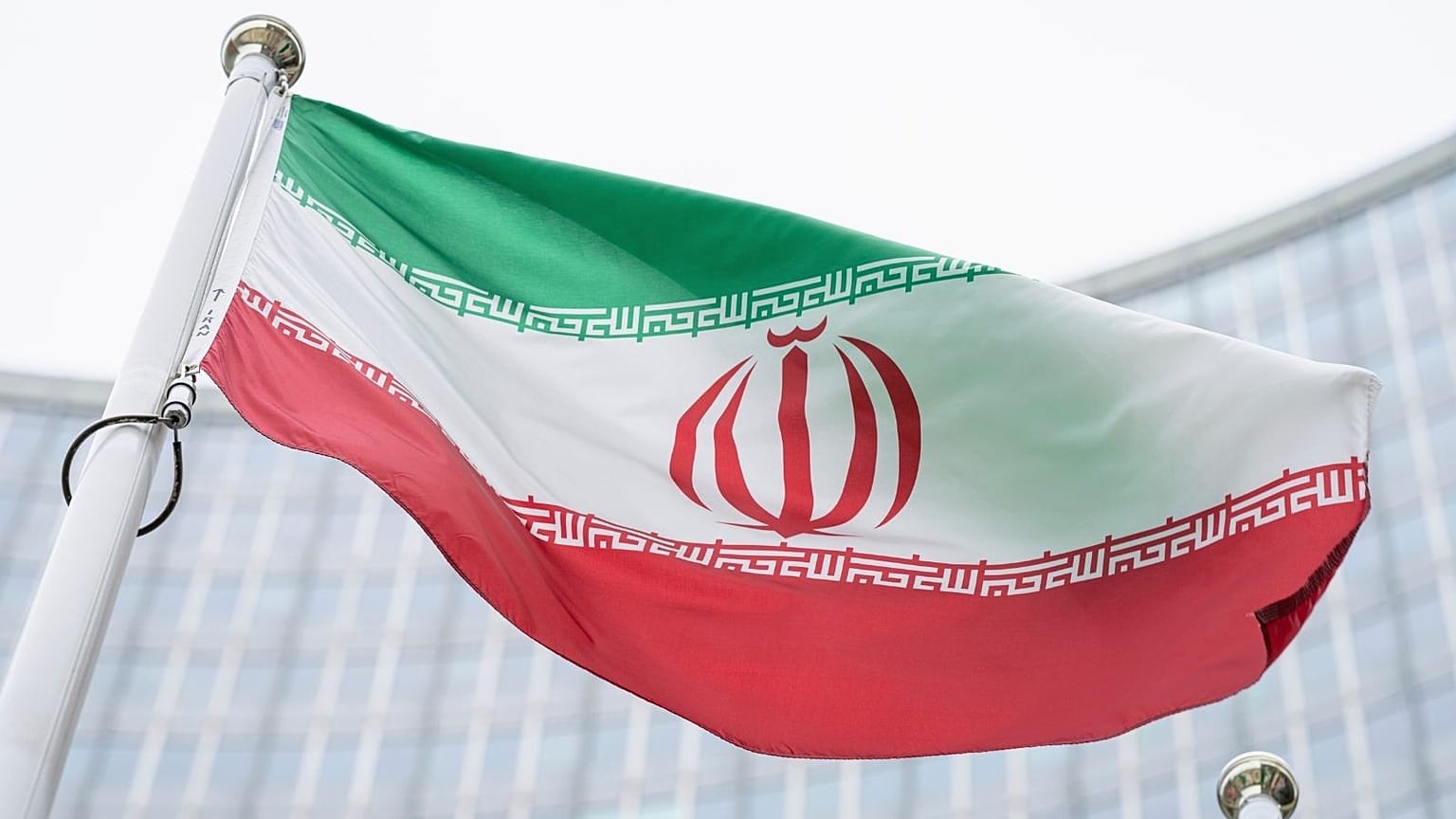 پرچم ایران مقابل مقر آژانس بین‌المللی انرژی اتمی