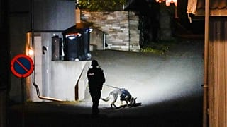 Un policía rastrea con un perro la zona del ataque con arco que dejó varios muertos en Kongsberg, Noruega