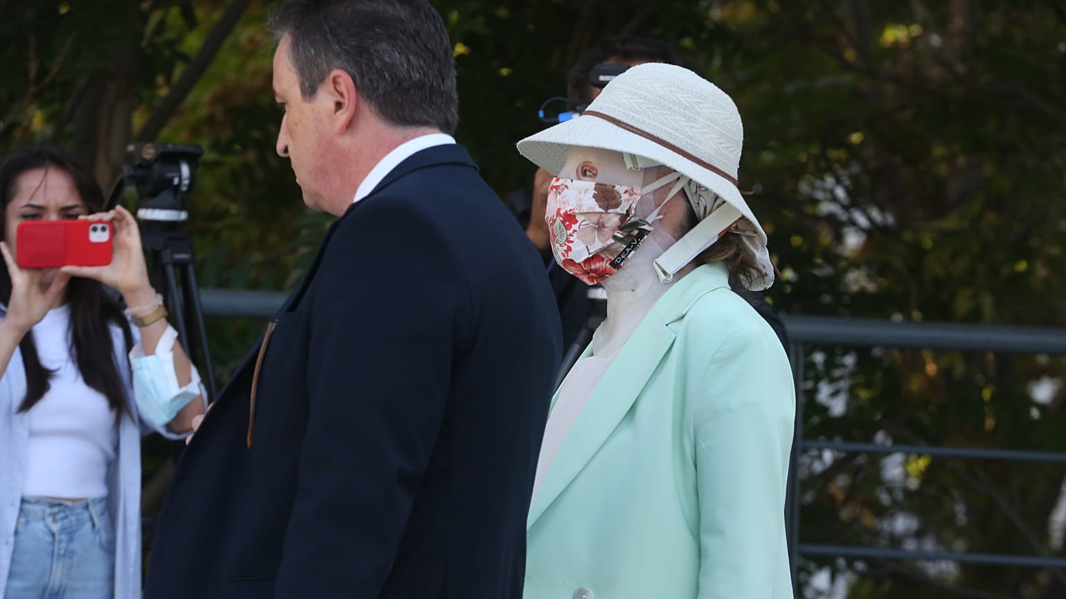 Η Ιωάννα Παλιοσπύρου, θύμα επίθεσης με καυστικό υγρό τον Μάιο του 2020, εξέρχεται από το Μικτό Ορκωτό Δικαστήριο της Αθήνας