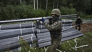 Belarus sınırında bir Polonya askeri