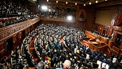 النواب اليابانيون يستمعون إلى قرار حل البرلمان 14 تشرين الأول/أكتوبر 2021 تمهيدا لإجراء انتخابات عامة بنهاية الشهر.
