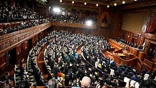 النواب اليابانيون يستمعون إلى قرار حل البرلمان 14 تشرين الأول/أكتوبر 2021 تمهيدا لإجراء انتخابات عامة بنهاية الشهر.