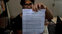 Yunior García Aguilera muestra una carta de respuesta del gobierno que les niega el permiso para marchar, 13/10/2021, La Habana, Cuba