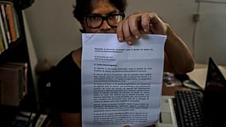 Yunior García Aguilera muestra una carta de respuesta del gobierno que les niega el permiso para marchar, 13/10/2021, La Habana, Cuba