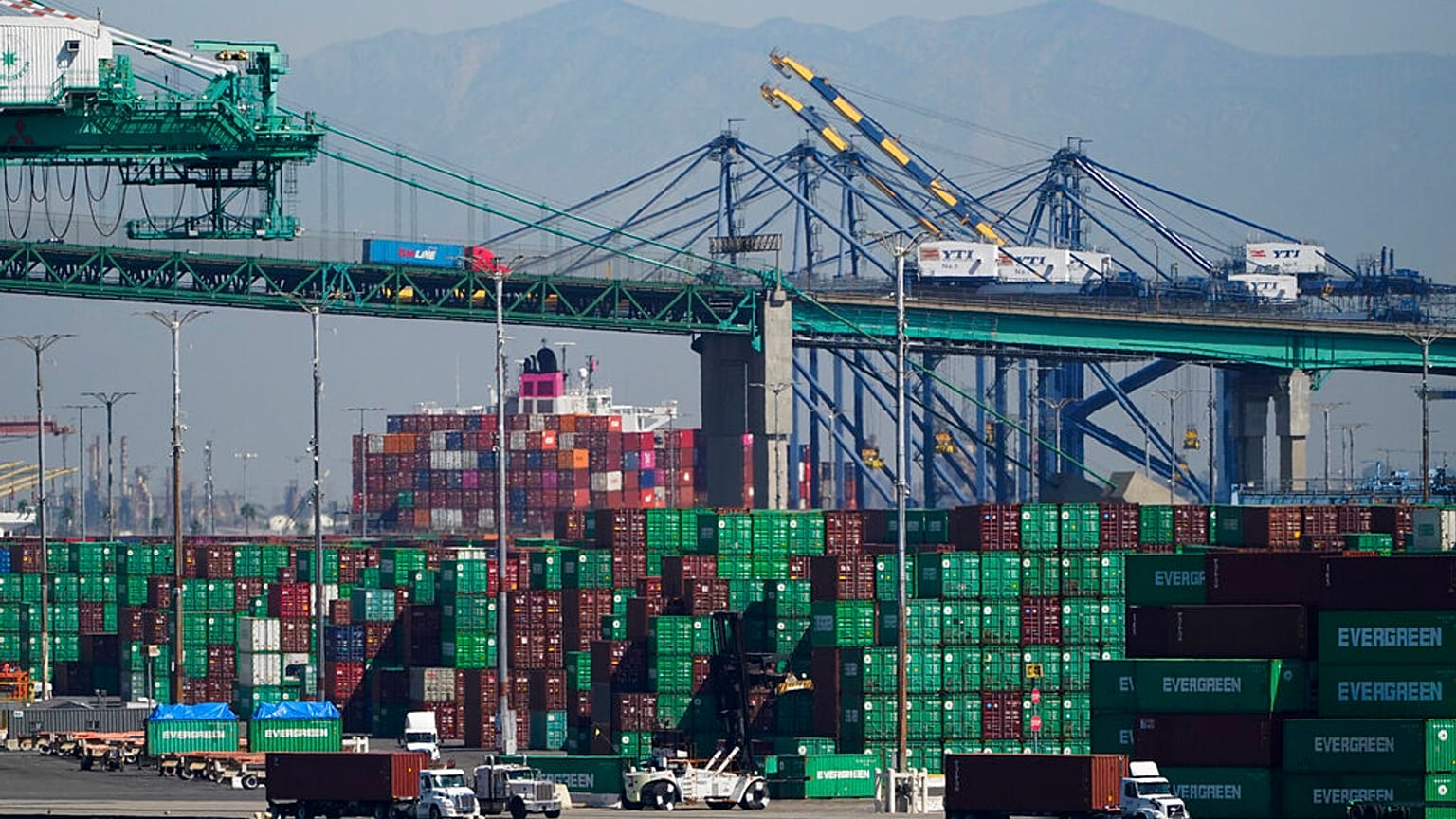 Contenedores en el puerto de Los Ángeles, Estados Unidos