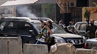 عناصر متحالفة مع حزب الله بأسلحة نارية خلال اشتباكات مسلحة اندلعت خلال مظاهرة في الضاحية بجنوب بيروت. 2021/10/14