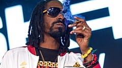 ABD'li rep sanatçıcı Snoop Dog esrar içerken.