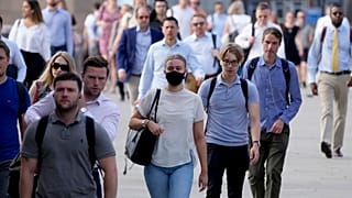 بريطانيون يسيرون فوق جسر لندن 21 تموز/يوليو 2021