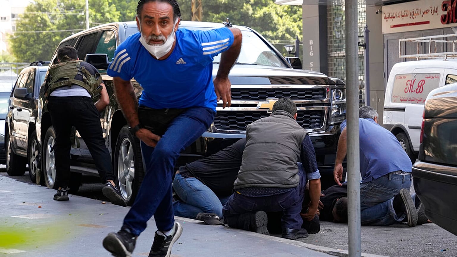 In Beirut bringt sich ein Mann in Sicherheit