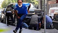 In Beirut bringt sich ein Mann in Sicherheit