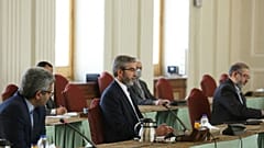 نائب وزير الخارجية الإيراني علي باقري خلال اجتماع مع مبعوث الاتحاد الأوروبي إنريكي مورا، في العاصمة الإيرانية طهران في 14 أكتوبر 2021