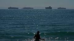 Frachter vor dem Hafen von Los Anbgekles warten auf das Löschen ihrer Ladung