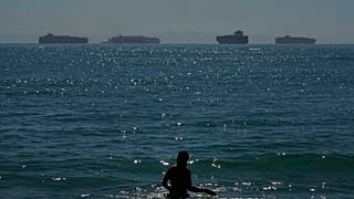 Frachter vor dem Hafen von Los Anbgekles warten auf das Löschen ihrer Ladung
