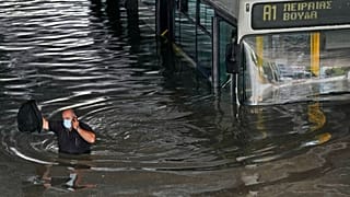 Το λεωφορείο που βούλιαξε κάτω από γέφυρα στην παλιά παραλιακή
