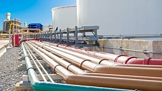 عکس تزئینی از مخازن ذخیره نفت کوره در یک پالایشگاه