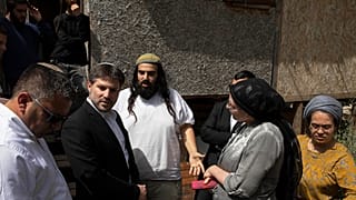 عضو الكنيست الإسرائيلي بتسلئيل سموتريتش ، الثاني من اليسار ، يزور منزلاً في حي الشيخ جراح في القدس الشرقية ، الإثنين ، 10 مايو ، 2021.