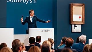 Vente aux enchères d'une oeuvre de Banksy, "Love is in the Bin", à Londres, le 14/10/2021