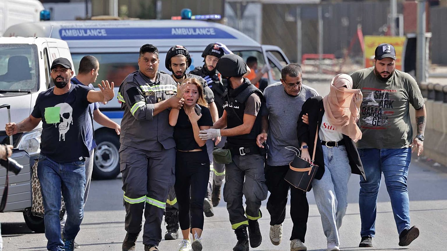 يساعد مسعفون لبنانيون في إجلاء المدنيين خلال الاشتباكات في منطقة الطيونة بالضاحية الجنوبية للعاصمة بيروت، 14 أكتوبر/تشرين الأول 2021