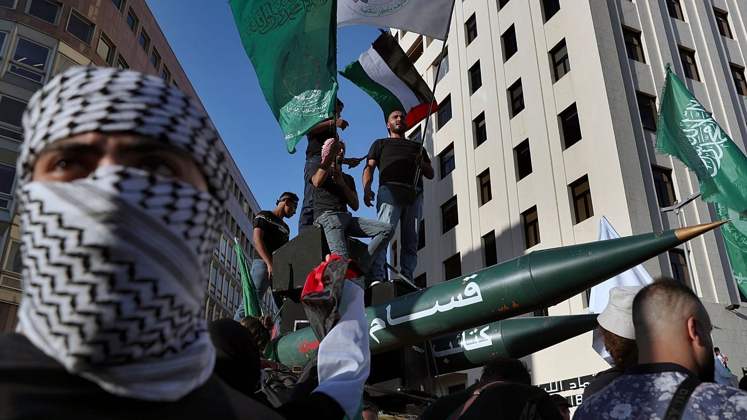 Hezbollah fegyveres demonstráció Bejrútban