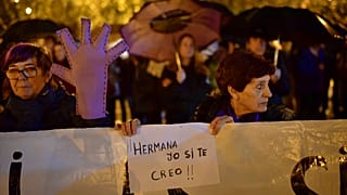 «Αδερφή, σε πιστεύω» γράφει το πλακάτ σε διαδήλωση μετά την αποκάλυψη του ομοδικού βιασμού της Παμπλόνα