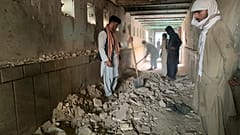 أشخاص يتفقدون داخل مسجد في أعقاب هجوم انتحاري في مدينة قندهار ، جنوب غرب أفغانستان ، الجمعة 15 أكتوبر 2021.