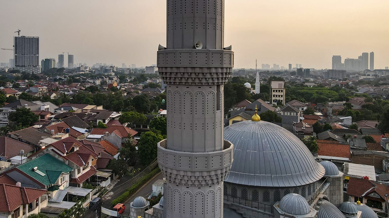 Endonezya'da 'gürültülü ezan' tartışması: 70 bin camide ses sistemi düzeltildi