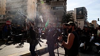 تیراندازی هوایی شبه‌نظامیان جنبش امل در جریان تشییع جنازه قربانیان خشونت‌های پنجشنبه در جنوب بیروت