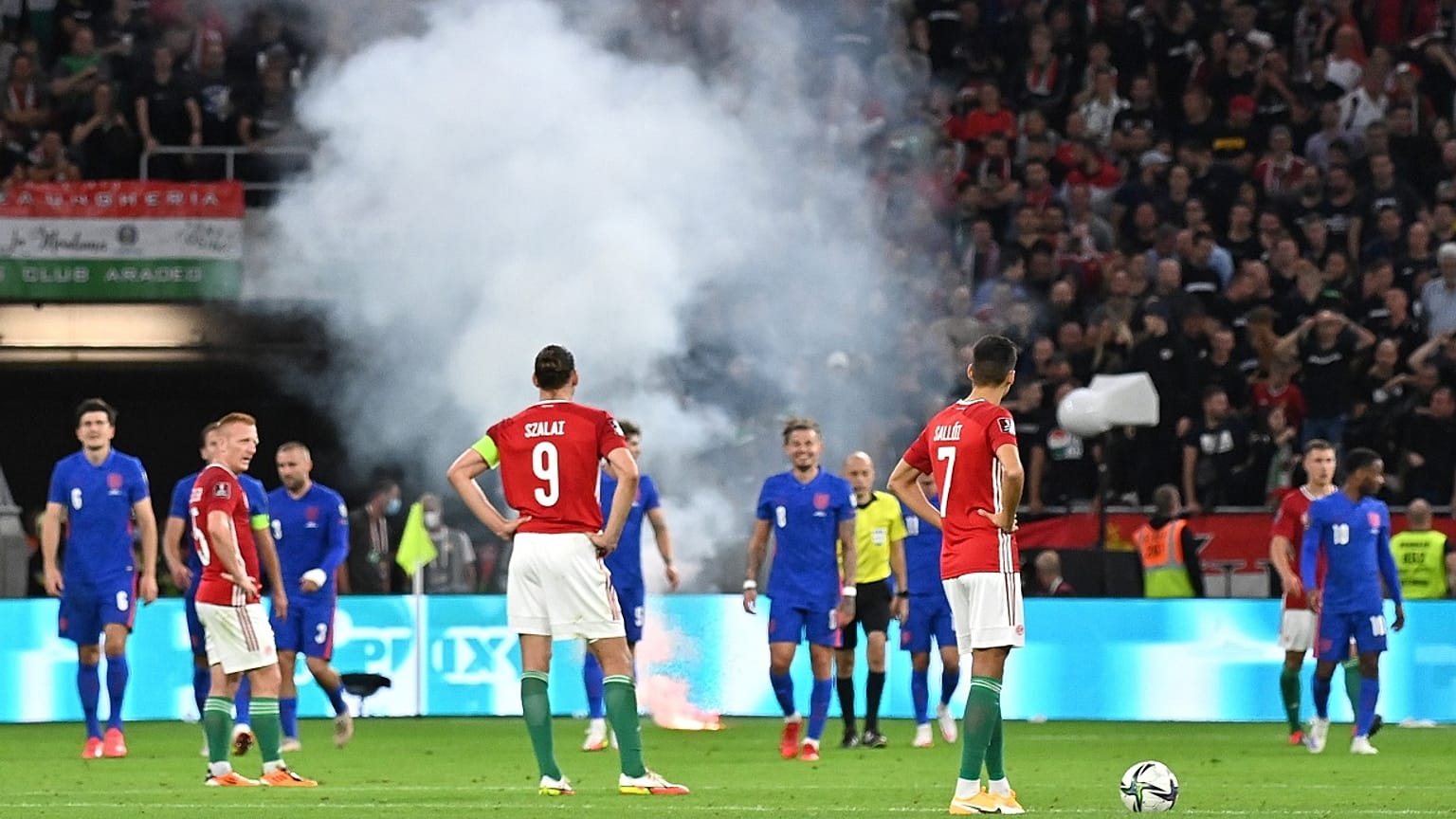 Füstbomba landolt a pályán a harmadik angol gól után a Magyarország-Anglia (0-4) mérkőzésen 2021. szeptember 2-án.