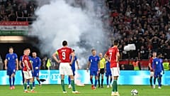 Füstbomba landolt a pályán a harmadik angol gól után a Magyarország-Anglia (0-4) mérkőzésen 2021. szeptember 2-án.