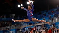 Simone Biles gerendagyakorlat közben a tokiói olimpián 2021. július 25-én.