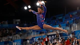 Simone Biles gerendagyakorlat közben a tokiói olimpián 2021. július 25-én.