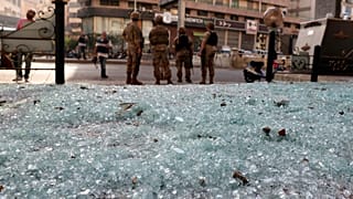 زجاج النوافذ المكسورة المتناثر بعد اشتباكات مسلحة عنيفة في حي عين الرمانة، بيروت، لبنان.