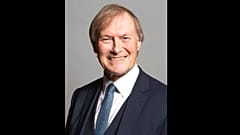 Megkéseltek egy brit konzervatív képviselőt