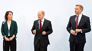 Annalena Baerbock, Olaf Scholz, Christian Lindner a sajtótájékoztatón
