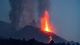 Imagem do cone principal do vulcão registada a 17 de outubro