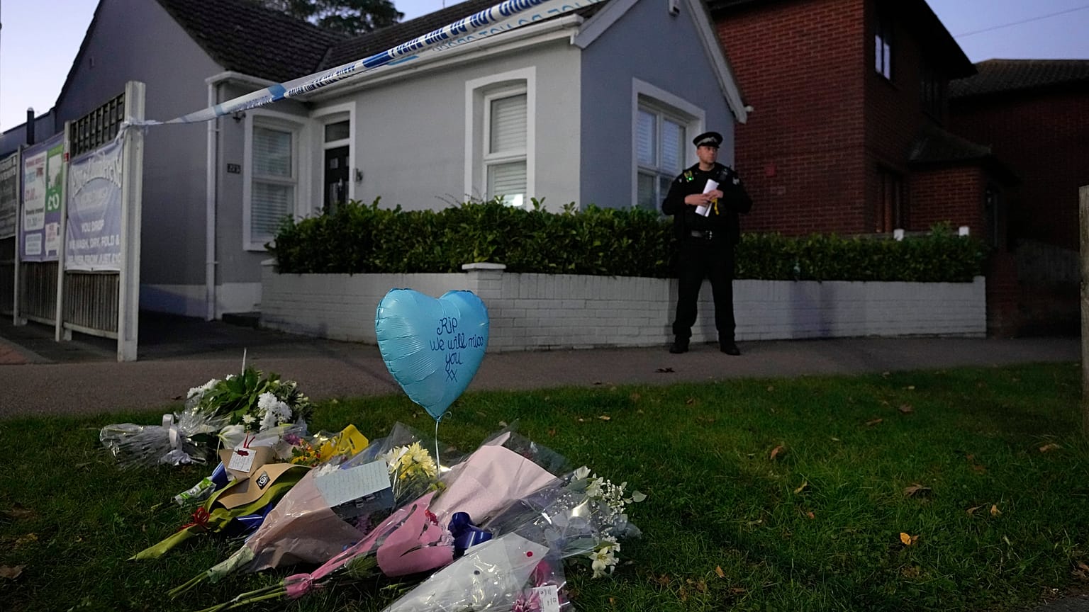 Flores son colocadas frente a la Iglesia Metodista de Belfairs en Eastwood Road North, donde Amess ha fallecido tras ser apuñalado en Essex, Inglaterra, el 15 de octubre.