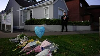 Flores son colocadas frente a la Iglesia Metodista de Belfairs en Eastwood Road North, donde Amess ha fallecido tras ser apuñalado en Essex, Inglaterra, el 15 de octubre.