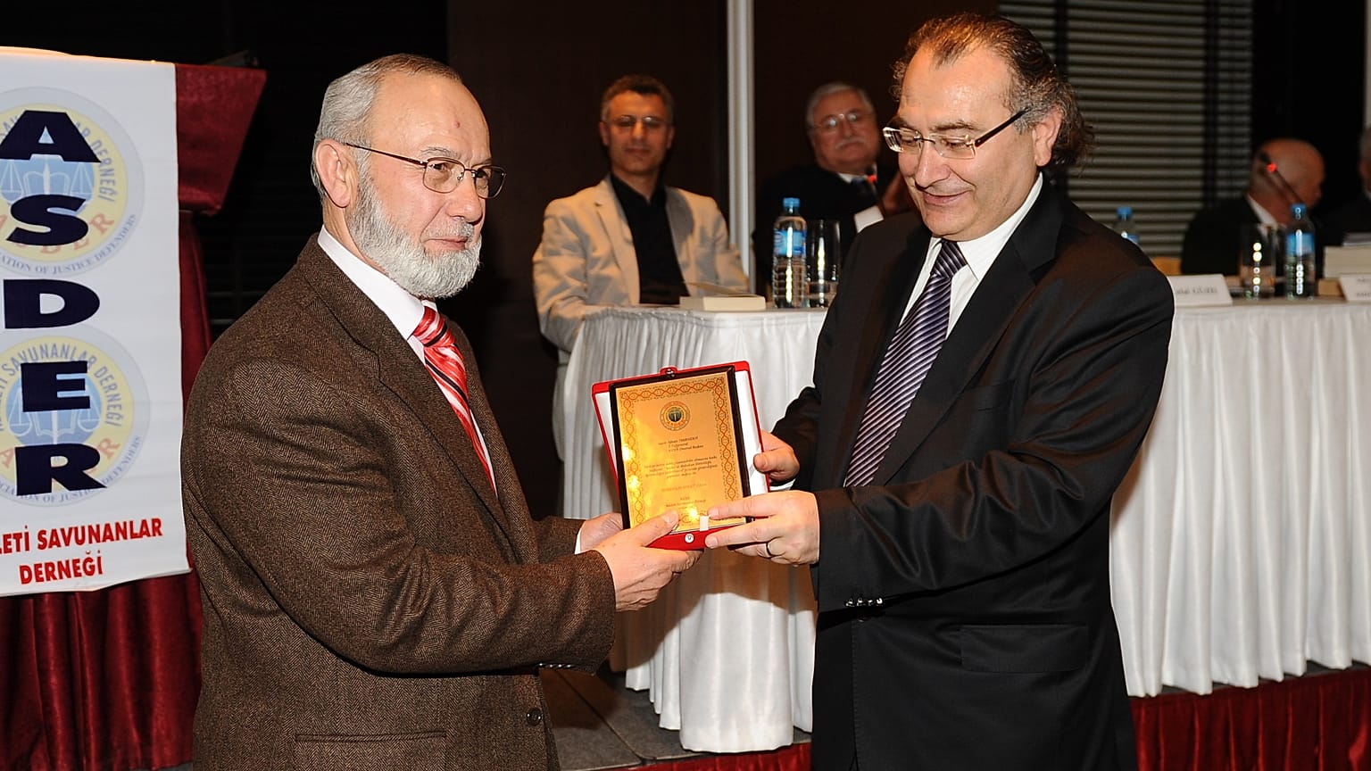 2010 yılında düzenlenen "Askeri Vesayetten Normalleşmeye'' konulu panelde emekli Tuğgeneral Adnan Tanrıverdi, Nevzat Tarhan'a 'Herkes için Adalet Ödülü' vermişti.