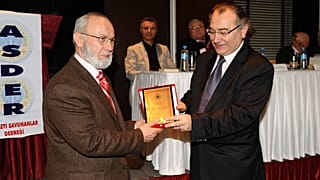 2010 yılında düzenlenen "Askeri Vesayetten Normalleşmeye'' konulu panelde emekli Tuğgeneral Adnan Tanrıverdi, Nevzat Tarhan'a 'Herkes için Adalet Ödülü' vermişti.