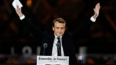Emmanuel Macron, gesticula durante la celebración de su victoria frente al museo del Louvre en París, Francia, el domingo 7 de mayo de 2017.