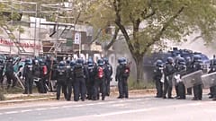 Agenti di polizia durante lo sgombero del campo