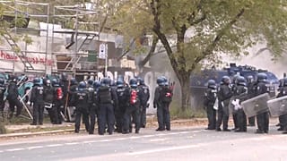 Agenti di polizia durante lo sgombero del campo